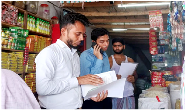 বেশি দামে পণ্য বিক্রি ও মূল্য তালিকা না থাকায় ২ ব্যবসায়ীকে জরিমানা